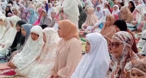 Bupati Rezita Sholat Idul Adha Di Halaman Kantor Bupati