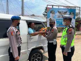 Satlantas Polres Inhu bagikan paket Sembako, Kasat : Semoga Bermanfaat.