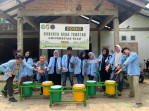 Momen Hari Kemerdekaan Mahasiswa Kukerta Unri Bagikan Tempat Sampah