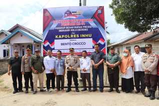 Bedah Rumah ke 14,  Kapolres Inhu Lakukan Peletakan Batu Perdana