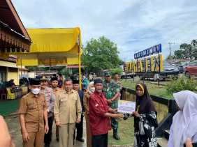 Baznas Inhu Salurkan Bea Siswa dan Gerobag UMKM Di Kecamatan ini.