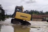 Dinas PUPR Provinsi Riau Kirim Alat Berat Terjang Banjir di Inhu