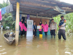 Ingatkan Hewan Predator Kapolsek Lirik dan Ketua Bhayangkari Susuri Banjir
