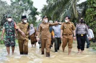 Tinjau Banjir, Bupati Inhu Bawa Ratusan Sembako