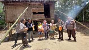 Serahkan Bantuan, Kapolsek Batang Gangsal Turun ke Dalam TNBT