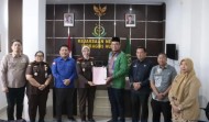 Bupati Inhu Terima Aset Tanah Milik Pemkab Dari Kejari