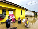 Kapolsek Pasir Penyu Arungi Banjir Lembah Dusun Gading
