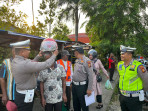 Operasi Zebra Satlantas Bagikan Helm Gratis