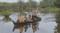 Polsek Rengat Barat Gunakan Sampan Suarakan Pemilu Damai