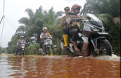 Terobos Banjir Kapolsek Kuala Cenaku Bawa Pesan Pemilu