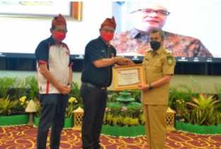 Gubenur Riau Dapat Penghargaan The Best Branding Leader