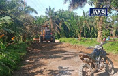 Wujud Kepedulian,PKS PT KAS Bantu Perbaiki Jalan Desa