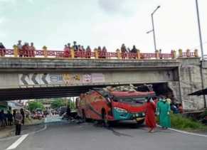 Atap Bus Sipirok Nauli Nyangkut di Fly Over Padang Panjang