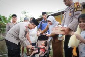 Kapolresta Pekanbaru Tinjau dan Beri Bantuan Korban Banjir Rumbai