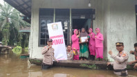 Meski Basah Kuyup, Kapolsek Rengat Barat dan Bhayangkari Tetap Antarkan Bantuan Banjir