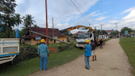 Bangun Kantor Desa Baru , Camat Lirik Saksikan Pemindahan Tiang Listrik PLN