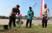 Tanam Pohon Di DAS Indragiri, Ini Pesan Kapolres Inhu
