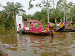 Bhayangkari Kuala Cenaku Peduli Banjir Salurkan Bantuan