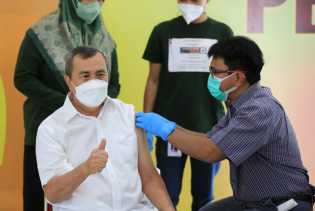 Disuntik Vaksin Booster, Gubri Syamsuar Harapkan Lansia ke Tempat Vaksinasi