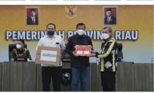 Gubernur Riau Berikan Bantuan Obat-obatan Kepada Wali Kota Pekanbaru