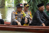 Gunakan Perahu Kapolres Inhu dan Irwasda Polda Riau Bantu Korban Banjir