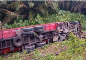 Truk CPO dari Pekanbaru ke Rengat Masuk Jurang