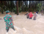 Akibat tergenang Banjir, Babinsa Danramil 04/Pasir Penyu Cepat Tanggap Bantu Warga
