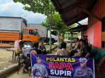 Satlantas Polres Inhu Sapa dan Suguhkan Kopi Pada Sopir