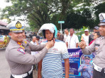 Satlantas Polres Inhu Bagi-bagi Helm Gratis