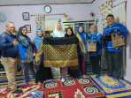 Bupati Rezita Kunjungi Lokasi Pengrajin Kain Tenun Songket di Desa Ini.