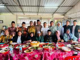 Gubernur Riau Makan di Warung Makan Khas Kampar di Kajang, Malaysia