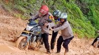 Lewati Jalan Lumpur dan Luapan Sungai, Kapolsek Lirik Imbau Pemilu Damai