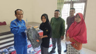 Serahkan Bantuan Peralatan Sekolah Ke Pelajar, Camat Berharap Giat Belajar Di Tingkatkan
