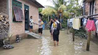 Kapolsek Peranap Pantau dan Salurkan Bantuan Banjir