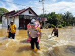 Arus Deras, Kasat Lantas Gendong Pengguna Jalan