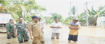 Banjir Meluas, Bupati Kuansing Serahkan Bantuan ke Warga