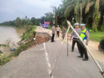 Jalan Longsor,Polres Inhu Pasang Rambu-Rambu di Desa Ini