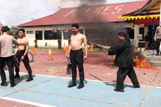 Rangkaian Hari Bhayangkara ke-76, Polres Inhu Gelar Atraksi Debus