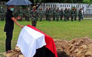 Herman Abdullah Dimakankan Di TMP Kusuma Dharma Secara Militer