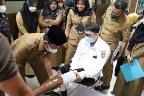 Dissos Kota Pekanbaru Berikan Bantuan Kaki Palsu Kepada 3 Penyandang Disabilitas