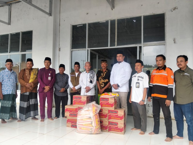 Saat Tinjau Banjir Rawa Bangun Bupati Serahkan Bantuan Sembako
