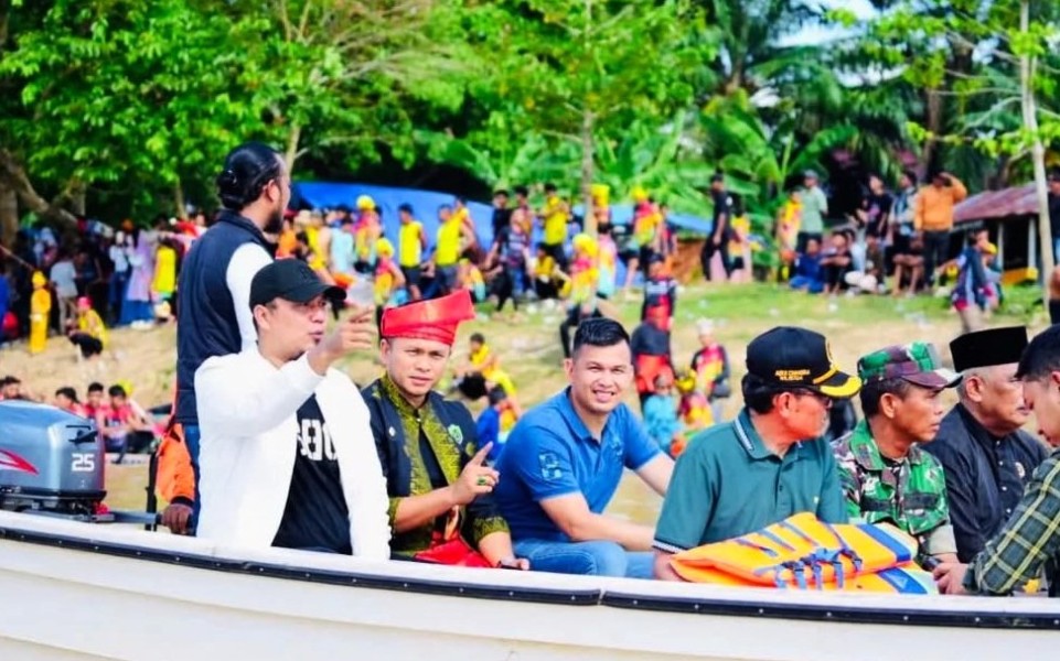 Digelar Tameng Adat LAMR  Bupati Inhu Buka Festival Pacu Sampan