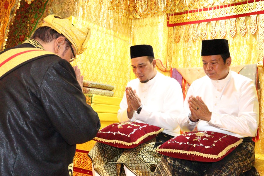 Sambut Bupati / Wabup Inhu Dengan Tepuk Tepung Tawar