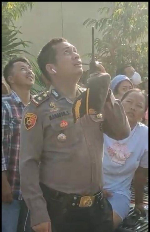 Teriakan “Sayang Ayo Turun” Kapolsek Tenayan Raya, Selamatkan Warga Yang Nekat Memanjat Tower SUTET