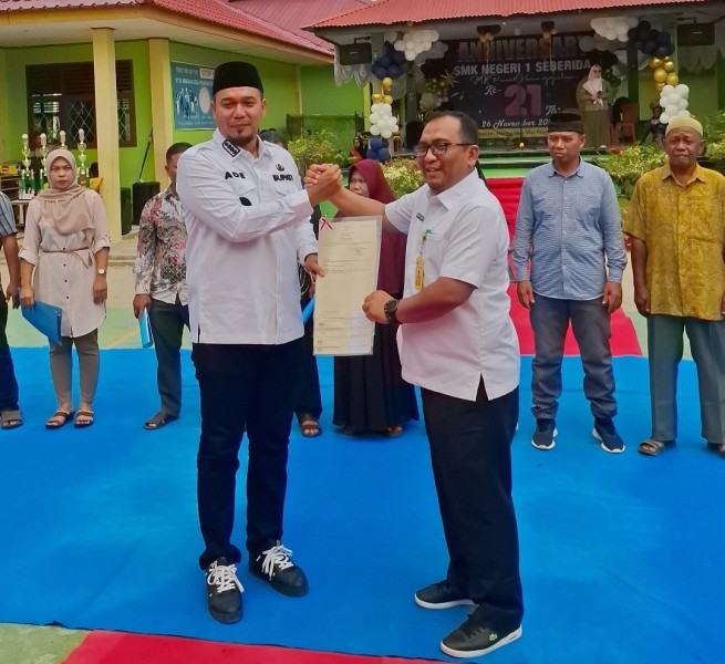 Kepala BPN Inhu  Serahkan 80 Sertipikat Tanah Aset Pemda