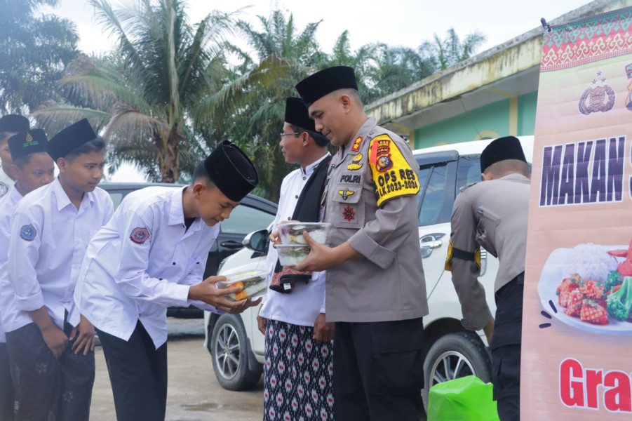 Kapolres Inhu Siapkan Ratusan Porsi Makan Siang Bagi Jamaah Sholat Jumat