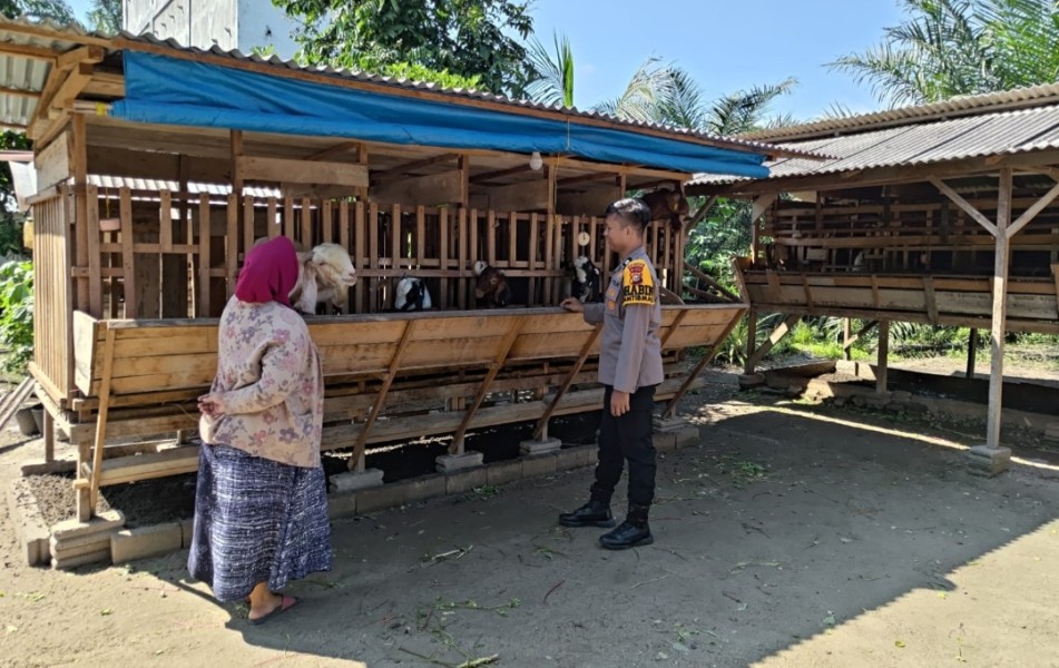 Kunjungi Peternakan Modern,  ini Pesan Bhabinkamtibmas Polres Inhu