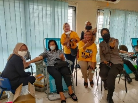 Istri Wakapolda Riau Ikut Donor Darah di PWI