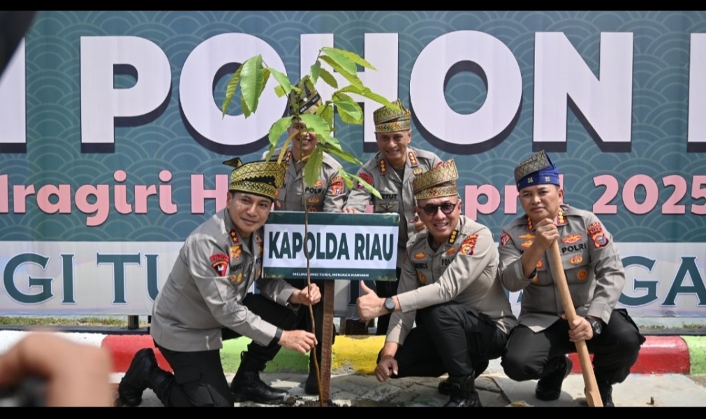 Kapolda Riau Tanam Pohon di Kawasan Wisata Danau Raja