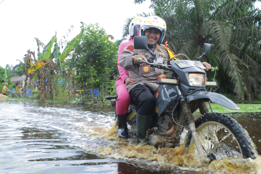 Gunakan Traill Arungi Banjir Kapolres Inhu Salurkan Bantuan